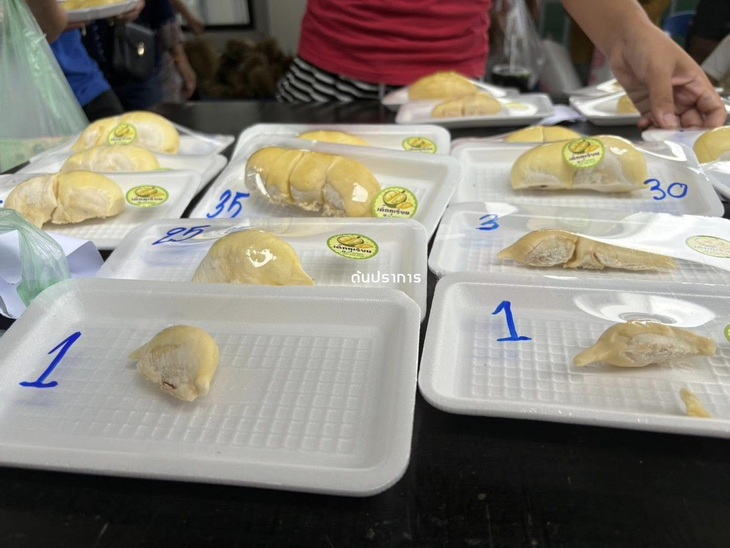 Khi những phần sầu riêng 1 baht đứng cạnh những múi sầu riêng có giá gấp 35 lần.