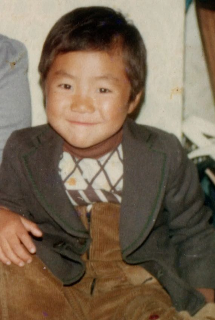 Mẹ Suho đăng tải hình ảnh chồng lúc bé, khẳng định không có liên quan đến V (BTS). Và sự giống nhau chỉ là một sự tình cờ.