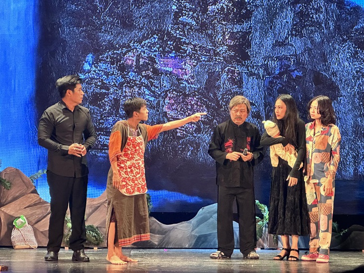 Vai của Tuấn Dũng nhìn bề ngoài cứ ngỡ là ác, hại chết con ông chủ rồi hại cả nhà điêu đứng nhưng thực chất anh lại là con ruột của ông chủ, bị ông bỏ rơi mà sinh lòng oán hận. 