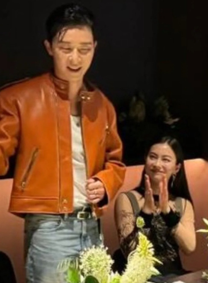 Nhiều netizen cho rằng Park Seo Joon đã giới thiệu bạn gái tin đồn với bạn bè trong buổi tiệc