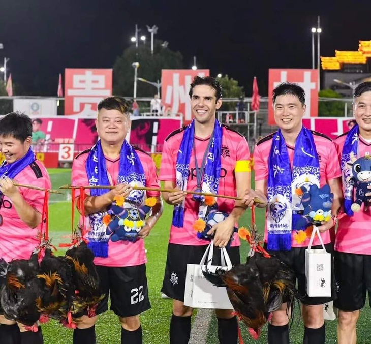 Kaka với phần thưởng Cầu thủ xuất sắc nhất trận là những chú gà