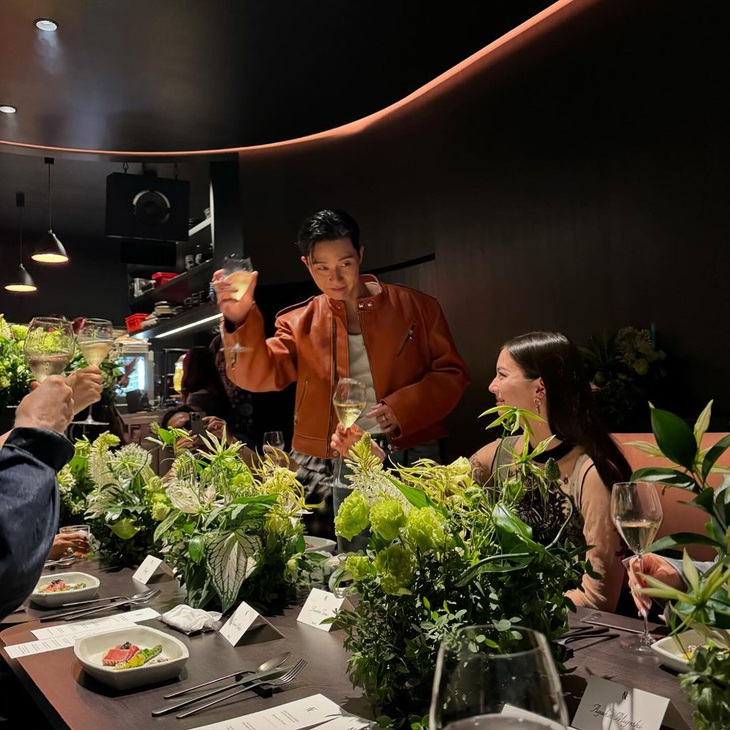 Nam diễn viên dành ánh mắt tình tứ cho bạn gái tin đồn.