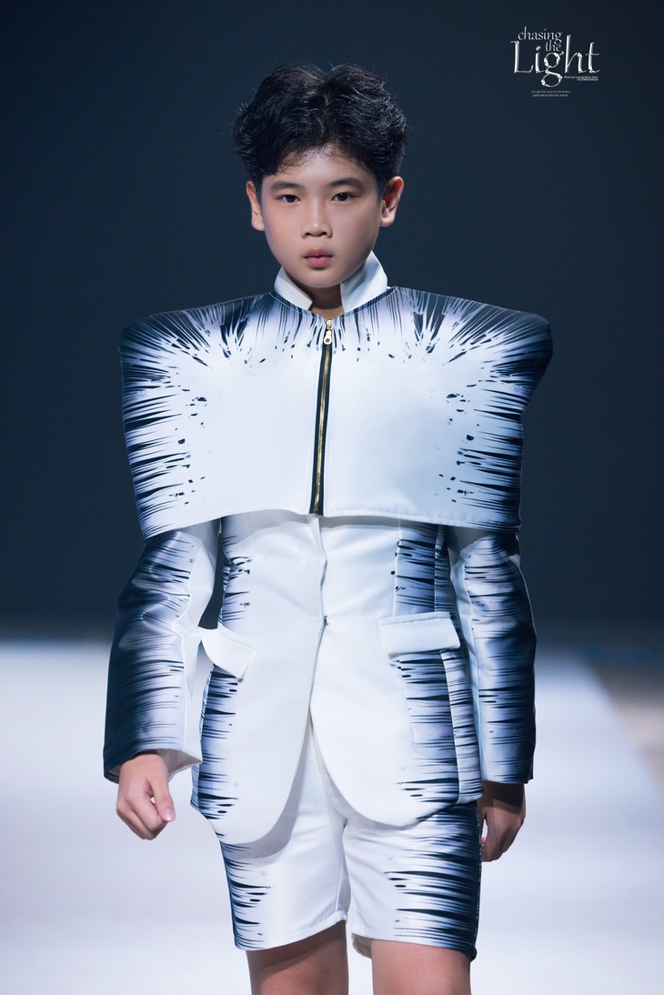 Về phía quản lý, đạo diễn Yun Bin sẽ để bé phát triển song song đa lĩnh vực. Tuy nhiên mục tiêu mà em hướng tới vẫn là diễn viên. Hy vọng sau này nhắc tới Bảo Long mọi người sẽ nhớ diễn viên Bảo Long, có tài ảo thuật và có thể làm người mẫu.