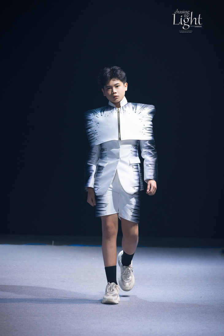 Được biết Bảo Long vừa kết thúc chương trình học lớp 7 nên việc phân chia thời gian dành cho công việc cũng được ưu tiên sắp xếp hợp lý và không tạo áp lực cho bé.