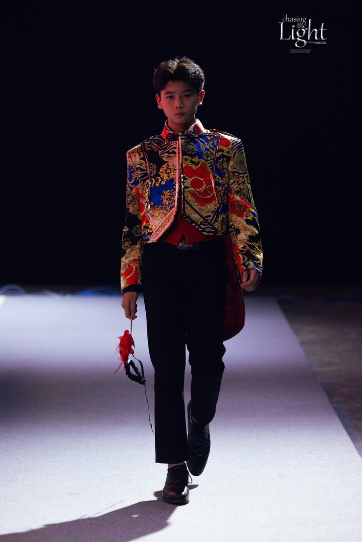 Bảo Long nói thêm: "Giải thưởng này sẽ là bước đệm và con sẽ cố gắng trau dồi cũng như học hỏi thêm những kỹ năng catwalk để trở thành người mẫu nhí thật chuyên nghiệp cho xứng đáng với danh hiệu cao quý này"