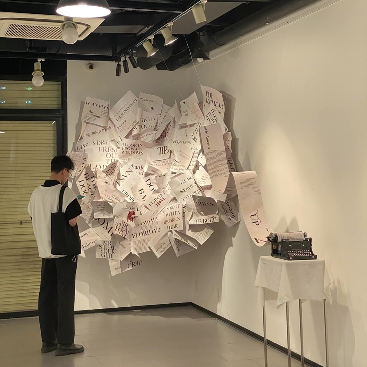 Thủ bản, máy đánh chữ cổ điển và cảm xúc đau sầu, u ám chính là những điểm nhấn chính trong phòng trưng bày