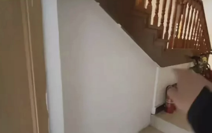 Phía bên ngoài của "căn hộ" 5m2. 