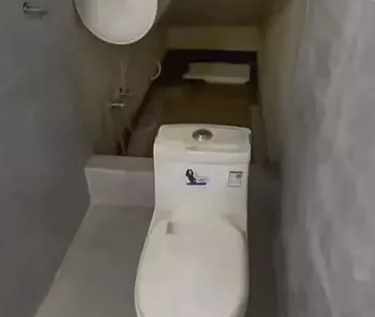 Khách thuê trọ sẽ ngủ ở dưới sàn, mặt hướng về bồn cầu, được ngăn cách bởi một bức tường bê tông thấp. 