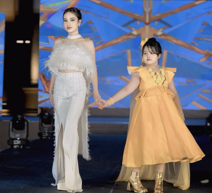 Ý Như sải bước đầy bản lĩnh, tự tin trên sân khấu cùng Á hậu Du lịch thế giới Hương Ly&nbsp;