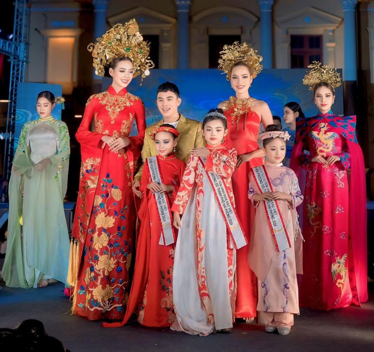 Nhà thiết kế Ngô Nhật Huy và các hoa hậu Lê Hoàng Phương, Bảo Ngọc cùng các hoa hậu, á hậu nhí nổi tiếng