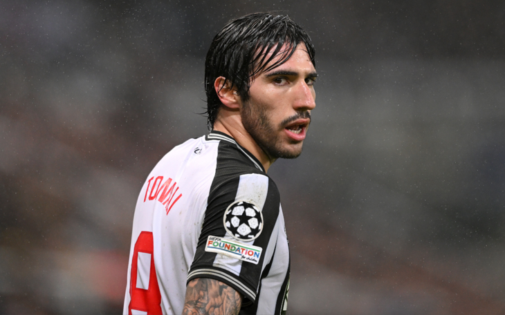 Fan nhí Newcastle bị phát hiện trốn học vì camera truyền hình - Ảnh 4.