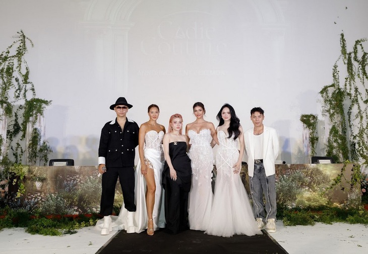 (Từ trái qua) Nhà thiết kế Khang Lê, siêu mẫu Lukkade Metinee, nhà thiết kế Hương Phạm, á hậu 1 Anntonia Porsild - Hoa hậu Hoàn vũ 2023, hoa hậu Hương Giang, stage director Phạm Duy Khánh.