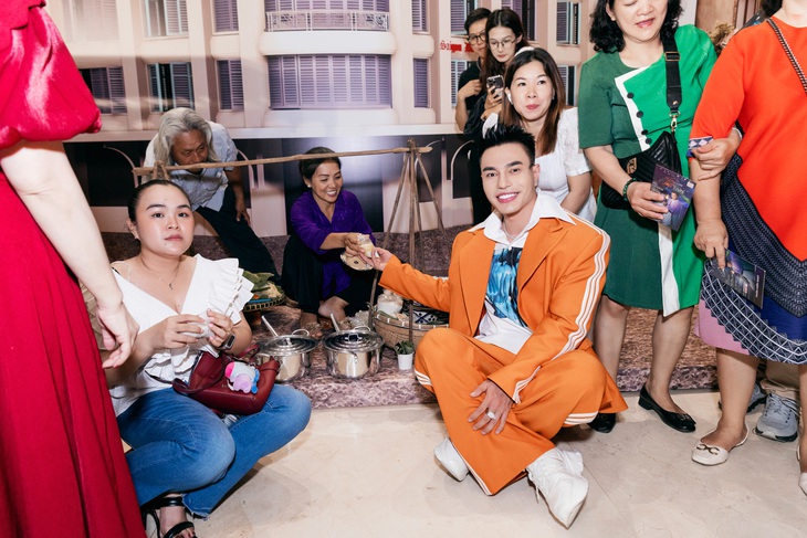 Dương Lâm ngồi bệt ăn uống nước giải khát trước khi vào xem live show 