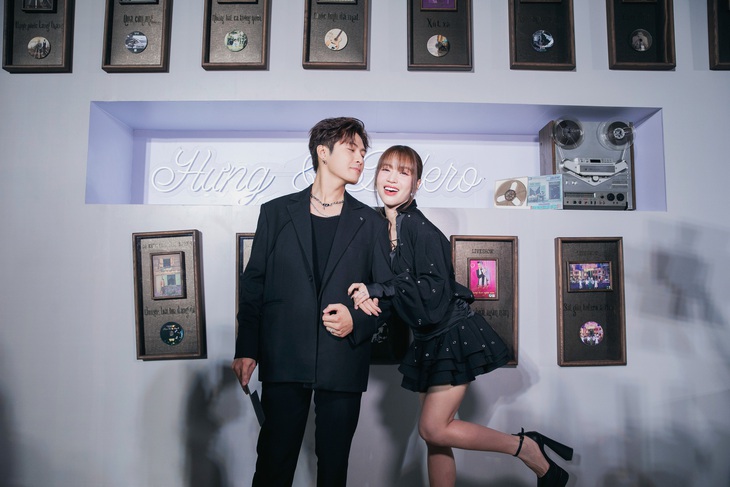 Vợ chồng Puka - Gin Tuấn Kiệt tay trong tay đến ủng hộ đàn anh.