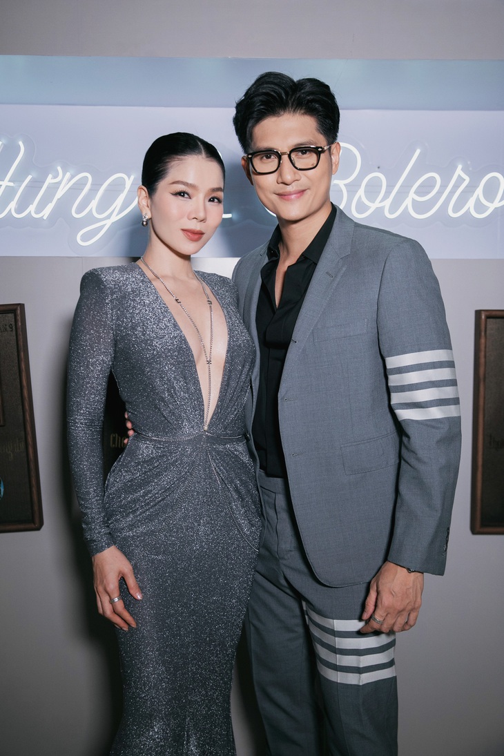 Lệ Quyên diện đầm body xẻ sâu cực quyến rũ tình tứ bên Lâm Bảo Châu.