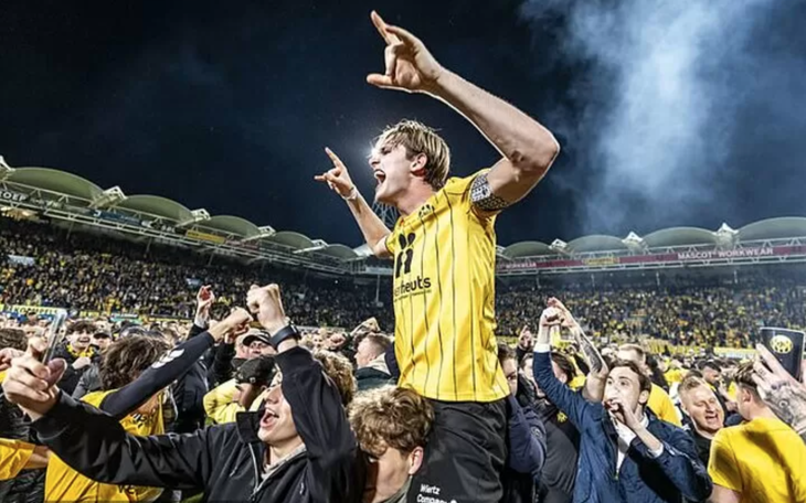 Cổ động viên Hà Lan ngượng chín mặt vì vào sân ‘mừng hụt’ hai lần