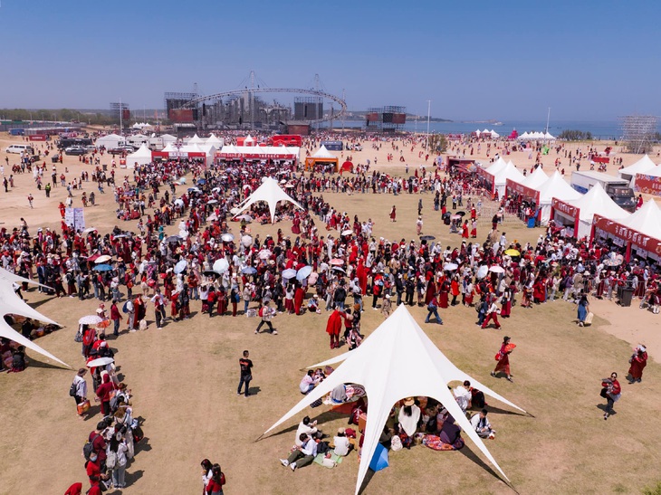 Mars Concert của Hoa Thần Vũ được bắt đầu từ 3h sáng nhưng 1h chiều ngày hôm trước hàng chục ngàn người hâm mộ đã đội nắng đến xếp hàng nhận vé để mong sớm được gặp thần tượng