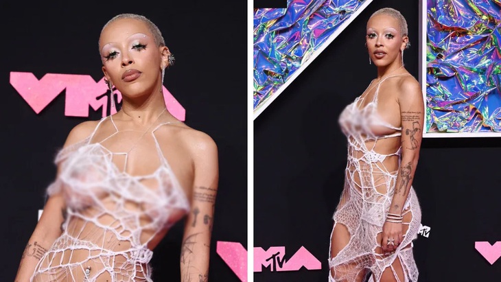 Khi tới dự lễ trao giải MTV VMAs tối 12-9-2023 tại Mỹ, Doja Cat khiến khán giả "ngượng chín mặt" khi chọn chiếc váy xuyên thấu của Monse thiết kế theo phong cách mạng nhện, để lộ phần lớn da thịt trên thảm đỏ