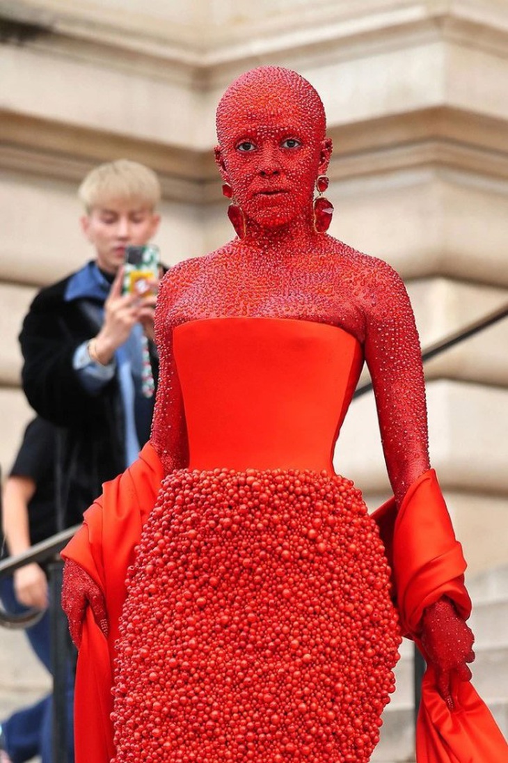 Không chỉ khuấy động giới giải trí bằng những bản hit bắt tai, Doja Cat lấn sân sang sân chơi thời trang bằng diện mạo cá tính, táo bạo.