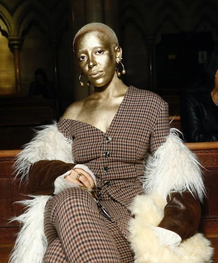 Chưa hết, khi tham dự tuần lễ thời trang Paris, Doja Cat đã phủ sơn vàng lên toàn cơ thể.