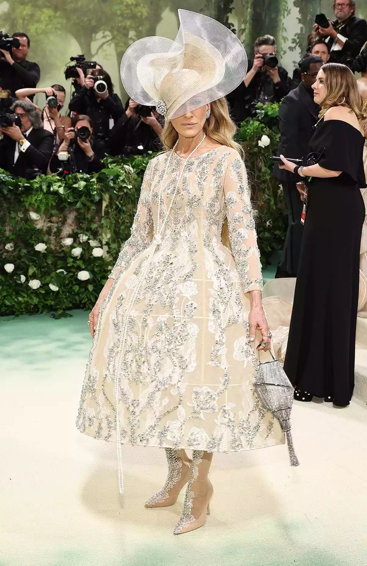Sarah Jessica Parker lạ lẫm trong thiết kế của Richard Quinn.