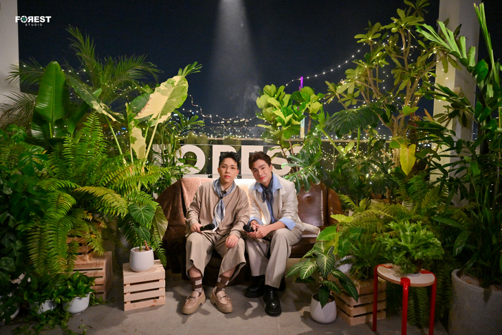 Kai Đinh và Tuấn Việt (phải)