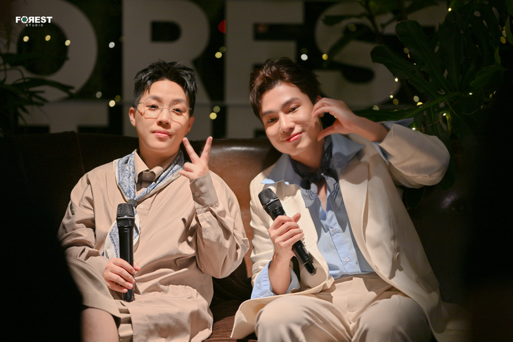 Hai thầy trò đã có một màn biểu diễn cực kỳ dễ thương và dí dỏm trong không gian văn phòng của Forest Studio.