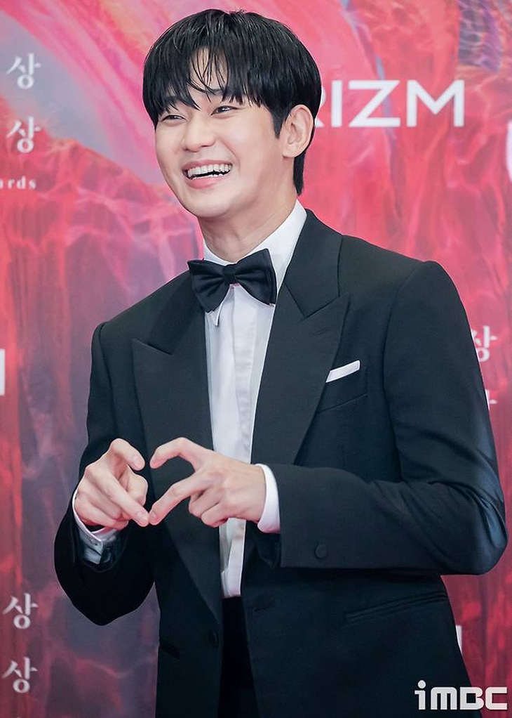 Giao diện bảnh bao cùng biểu cảm lúng túng của Kim Soo Hyun trên thảm đỏ Baeksang 2024 ngay lập tức gây bão mạng xã hội vì quá đáng yêu.