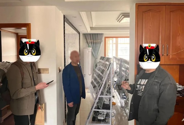 Ông Wang cùng số "đồ nghề" của mình.