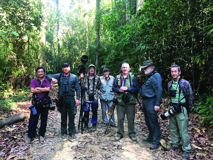 Nguyễn Hoài Bảo (bìa trái) dẫn khách nước ngoài đi tour ở Việt Nam. Ảnh: NVCC