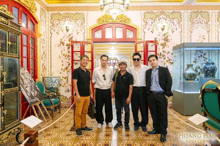 Ê kíp phim Hoàng hậu cuối cùng" tại điện Kiến Trung.