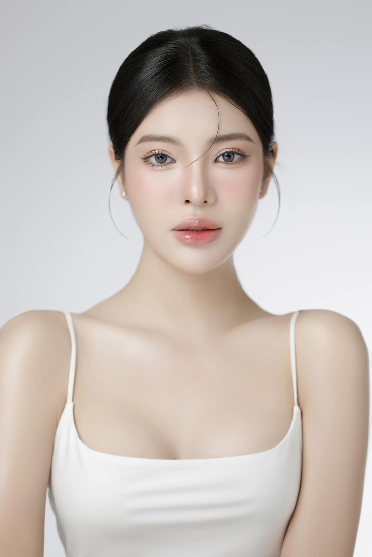 Tường San chuyển giới vào năm 18 tuổi. Vì không được ba mẹ ủng hộ, người đẹp phải đến TP.HCM để làm nhiều việc khác nhau, tích góp tiền thực hiện ước mơ.