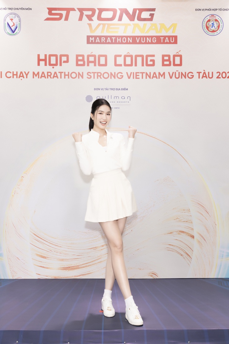 Á hậu Phương Anh