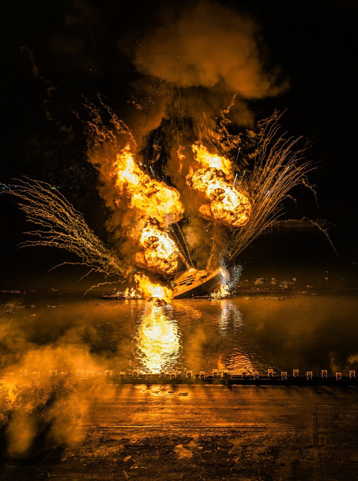 Cảnh cháy nổ con thuyền trên sông trong trận đánh rừng Sác