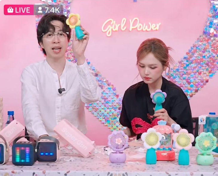 Giữa ồn ào với Xemesis, Xoài Non livestream cùng ViruSs bán hàng. 