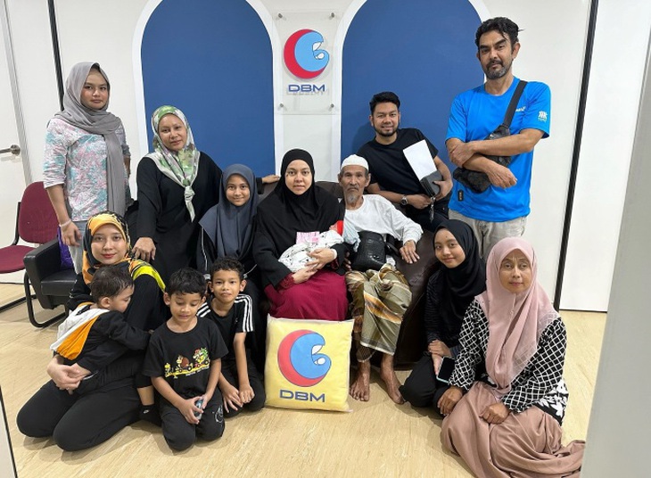 Cặp đôi chụp ảnh cùng các con và họ hàng.