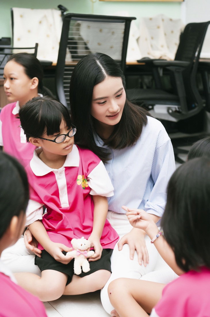 Tại đây, Ý Nhi đã dành thời gian trò chuyện, vui chơi cùng các em nhỏ, lắng nghe những câu chuyện và chia sẻ những khó khăn mà các em đang gặp phải.