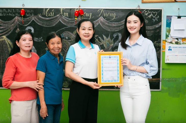 Sau đó, hoa hậu Ý Nhi phối hợp với Hội liên hiệp Phụ nữ TP.HCM gửi tặng 24 triệu đồng cho những bạn nhỏ ở mái ấm này.