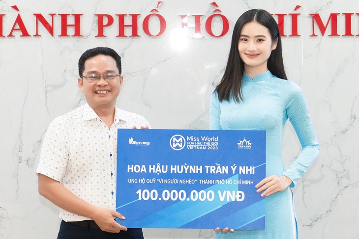 Cô ủng hộ 100 triệu đồng cho quỹ 'Vì người nghèo'.