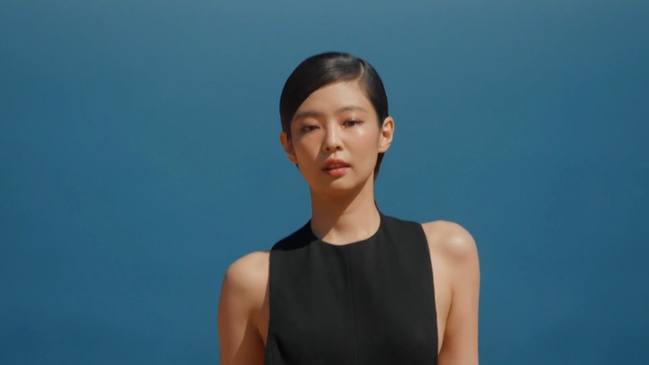 Jennie gây sốt khi làm vedette show thời trang- Ảnh 4.