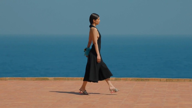 Người hâm mộ bênh vực cho rằng đây là lần đầu Jennie thử sức với vai trò mẫu catwalk, căng thẳng là điều khó tránh khỏi.