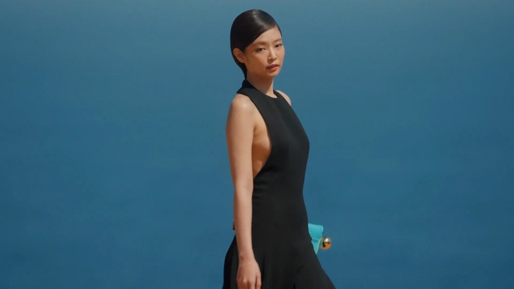 Jennie gây sốt khi làm vedette show thời trang- Ảnh 3.