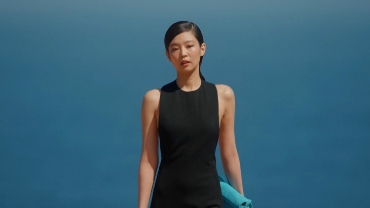 Cô xuất hiện trên sàn runway trong trang phục đầm đen, khoe lưng trần. Nàng thơ lăng xê kiểu tóc búi thấp, rẽ ngôi lệch cùng kiểu trang điểm tự nhiên.