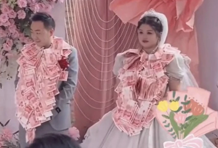 Cô dâu và chú rể sướng rơn với món quà cưới "khủng" từ các chị gái. 