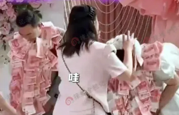 Những người chị gái của chú rể đã tạo bất ngờ cho em trai và em dâu bằng những "vòng tiền" giá trị lớn. 