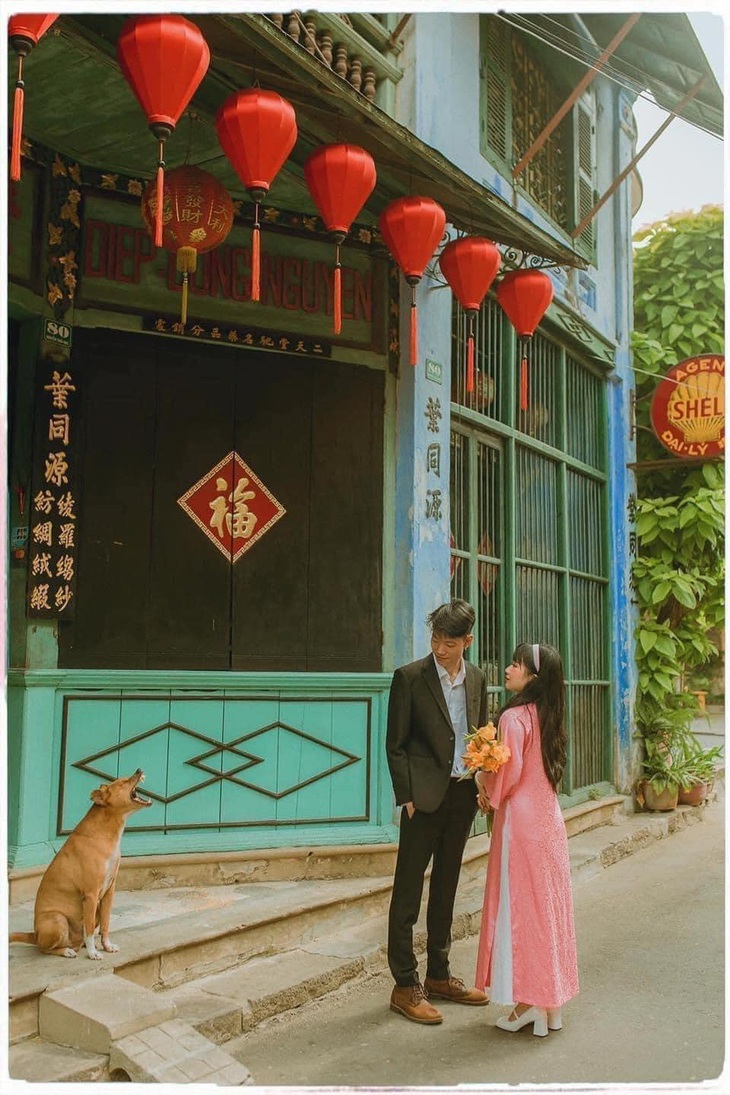 Đi chỗ khác mà chụp hình, chỗ này đang... ế! 