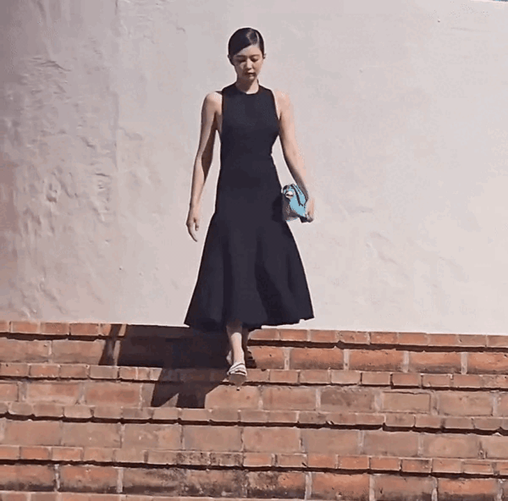 Jennie nhận nhiều ý kiến chê bai vì biểu cảm và dáng đi đơ cứng.