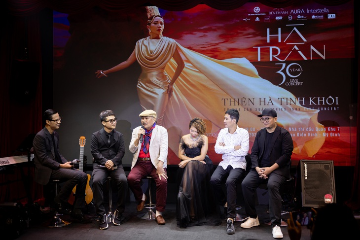 Ca sĩ Hà Trần, nhạc sĩ Trần Tiến và các thành viên ê kíp sản xuất Live concert 