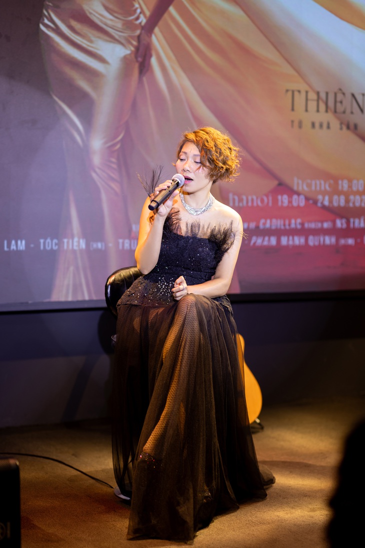 Hà Trần trong buổi họp báo giới thiệu live concert kỷ niệm 30 năm ca hát mang tên Thiên hà tinh khôi.