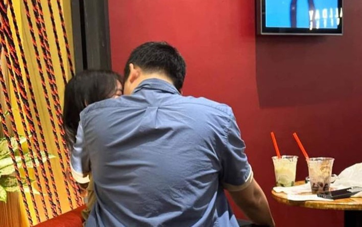 Cặp đôi hôn nhau trong quán nước gây 